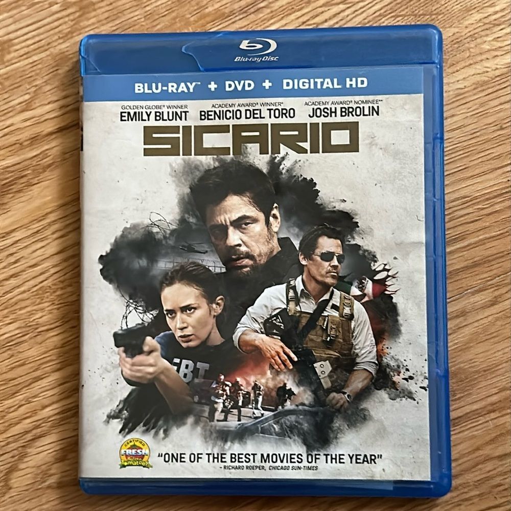 Sicario Blu-ray Movie Used Action Thriller Emily Blunt Benicio Del Toro